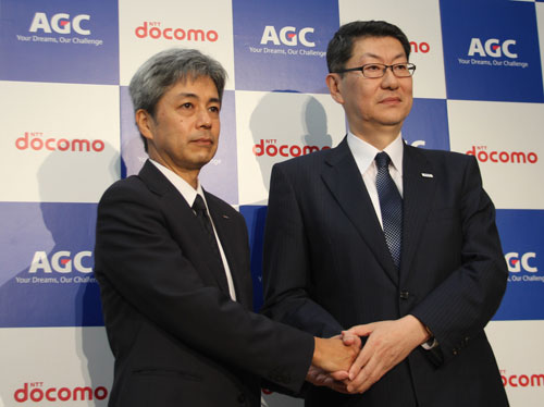 （左から）NTTドコモ 無線アクセスネットワーク部長の小林宏氏、AGC ビルディング・産業ガラスカンパニー アジア事業本部長の武田雅宏氏