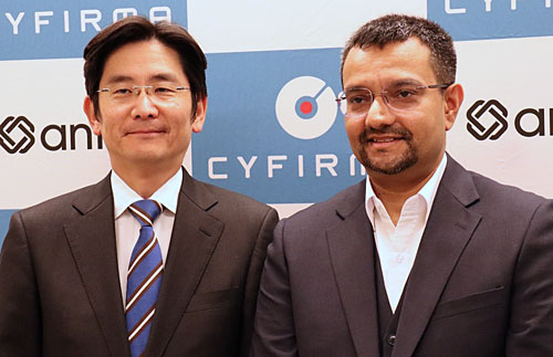 （右から）CYFIRMA事業 取締役会長 兼 CEOのクマール・リテッシュ氏と、Antuit カントリー・マネージャー 代表取締役の釼持祥夫氏