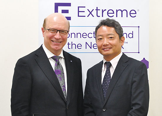 米Extreme Networks 最高技術責任者（CTO）のエリック・ブルックマン氏（左）と、エクストリーム ネットワークス 執行役員社長の大野欽司氏