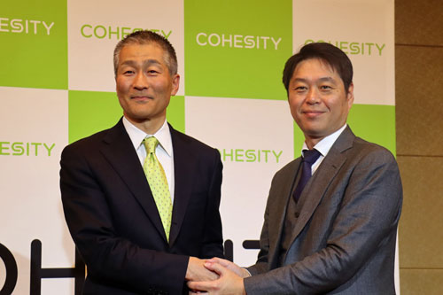 （左から）Cohesity Japan 代表取締役の江尾浩昌氏と、ソフトバンク 常務執行役員 法人事業戦略本部 本部長の藤長国浩氏