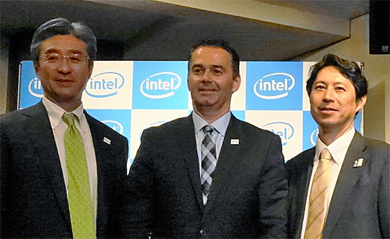 （左から）インテル 代表取締役社長 鈴木国正氏、米インテル 上級副社長兼ネットワーク＆カスタム・ロジック事業本部長 ダン・マクナラ氏、NECシニアエクゼクティブ 渡辺望氏