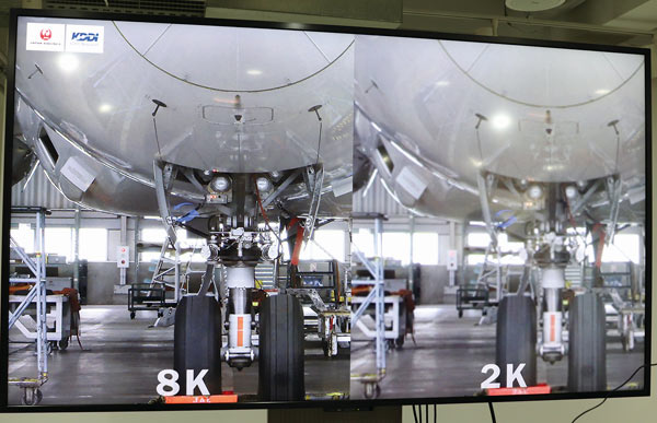 8K映像を用いた機体外観整備のデモ。遠くから機体全体を撮影しても、ズームアップすれば細かな部位まで確認できる