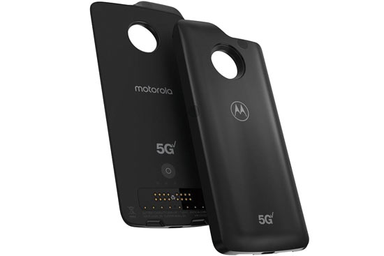 モトローラの「Moto Z3」は、背面に5G対応モジュール「5G moto mod」を“合体”させることで5Gスマートフォンとして利用できる