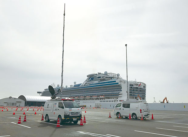 ［写真1］クルーズ船内の通信確保のための車載型基地局（提供：総務省）