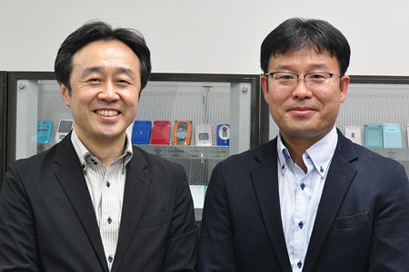 KDDI 技術企画本部 技術戦略部 標準開発グループリーダーの渡辺伸吾氏（左）と、モバイル技術本部 次世代ネットワーク開発部 課長補佐の北藪透氏