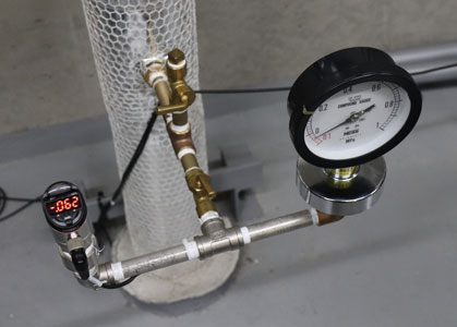 地下の備蓄倉庫内にある汚水・雑排水配管に水圧センサーを設置