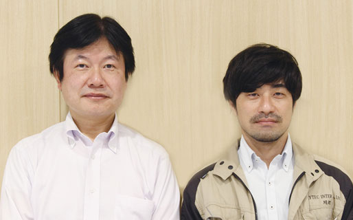 （左から）ハイテクインター 無線事業部 部長 松井仁志氏、プロダクト技術部 部長 川辺治郎氏