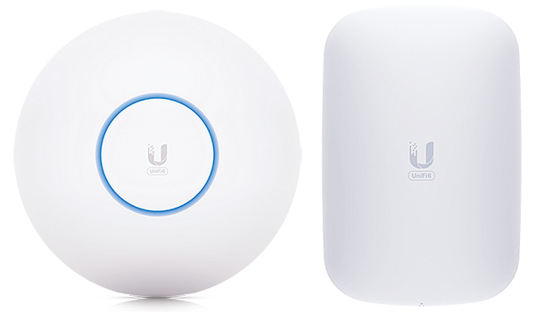 U6-LRは、屋内と半屋外（IP54定格）に取り付け可能（左）、U6-Extenderは、コンセントに挿すだけでWi-Fi 6のメッシュを構築する