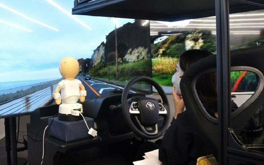 ドライブのお供に“雑談するロボット”、NTT CS研が世界初の成果披露