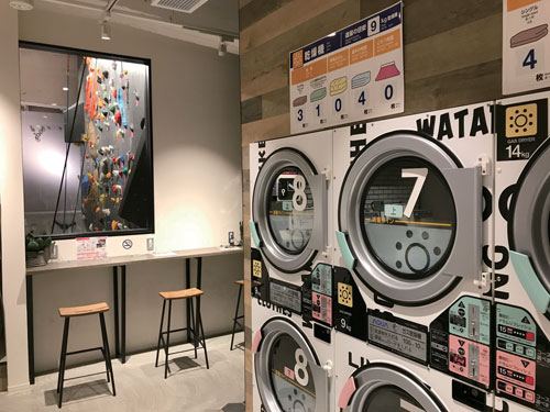 地方や郊外のロードサイドを中心に、従来のコインランドリーのイメージを覆すような店舗が登場している(写真は、ボルダリングを併設した店舗)